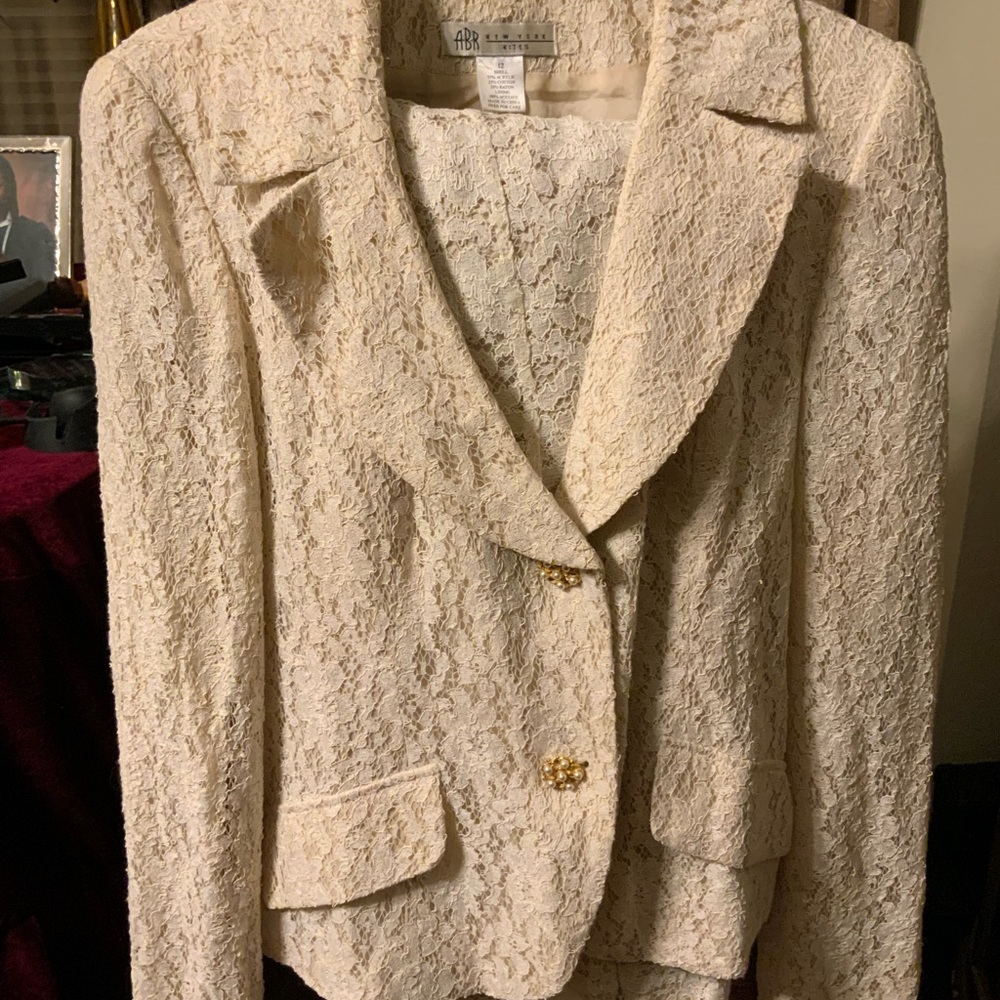 Beautiful crème color lace thee (3) piece suit. Size 12